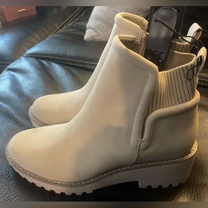 Time and true 7 1/2 ankle boots